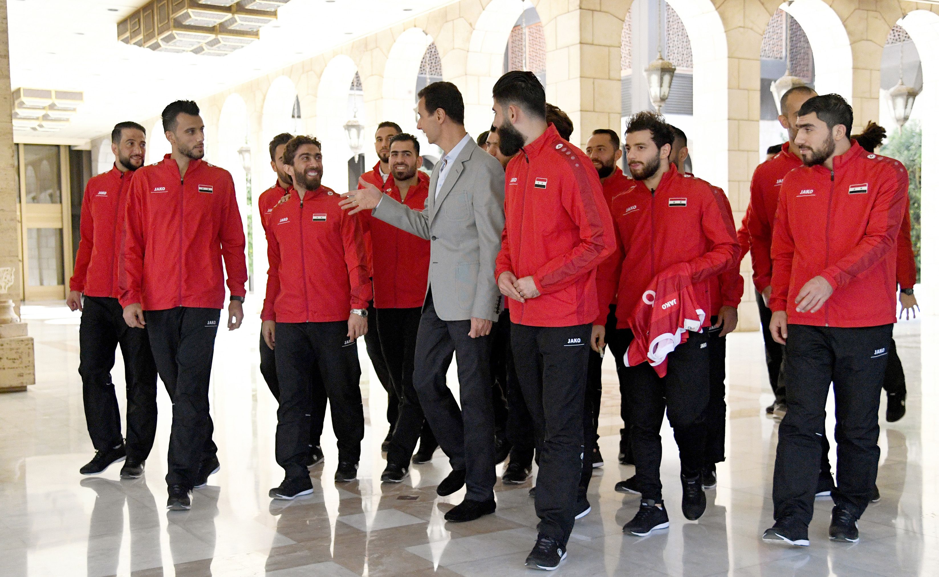 بشار الأسد يستقبل لاعبى المنتخب السورى لكرة القدم بدمشق
