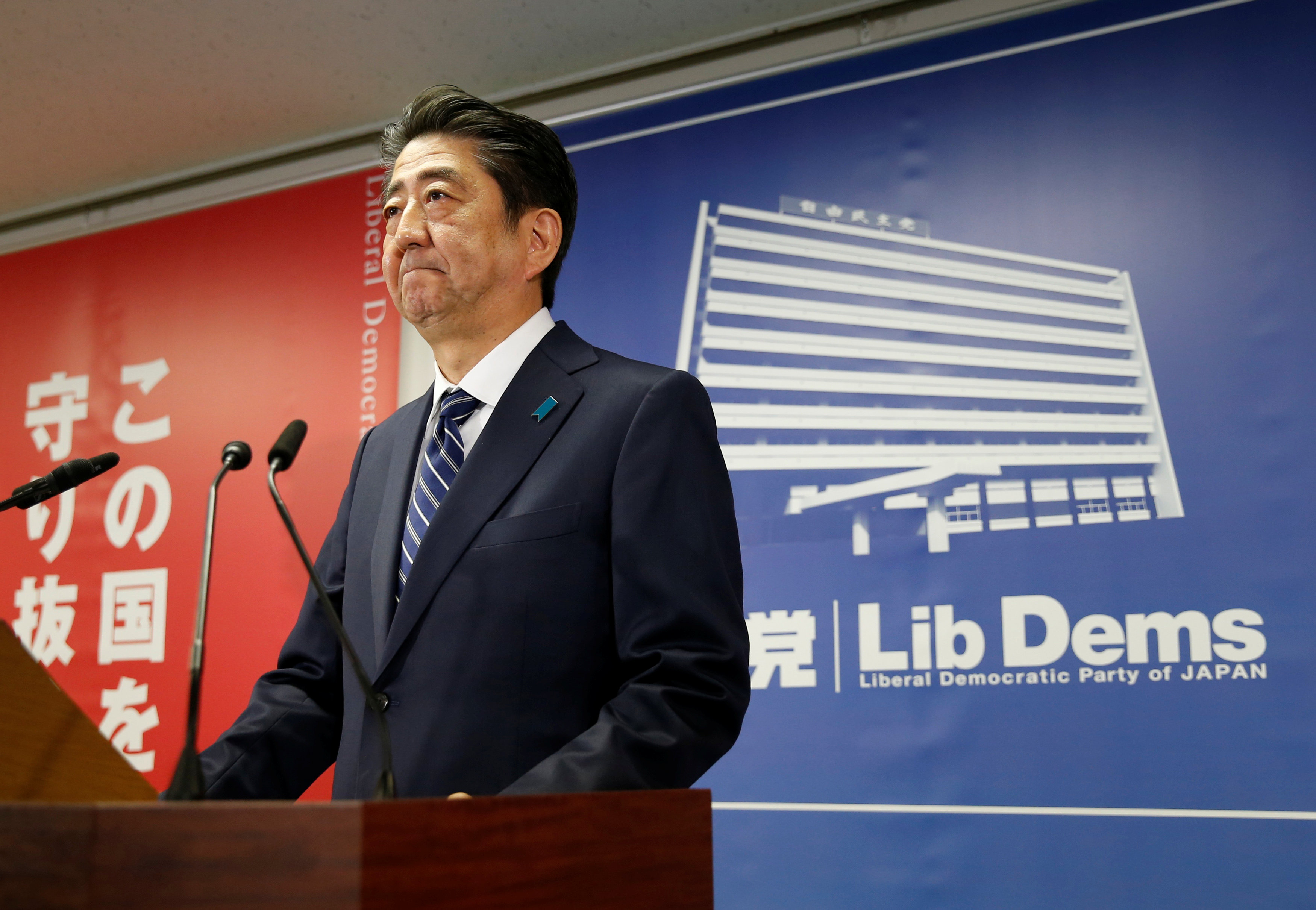 ئيس وزراء اليابان يعلن فوز تحالف الحزب الحاكم فى البرلمان