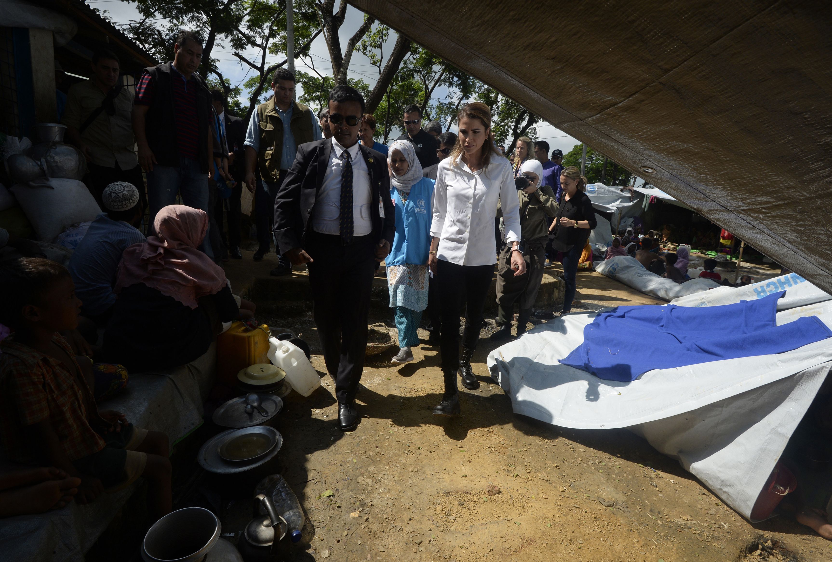 الملكة رانيا تدخل إحدى المخيمات فى بنجلاديش
