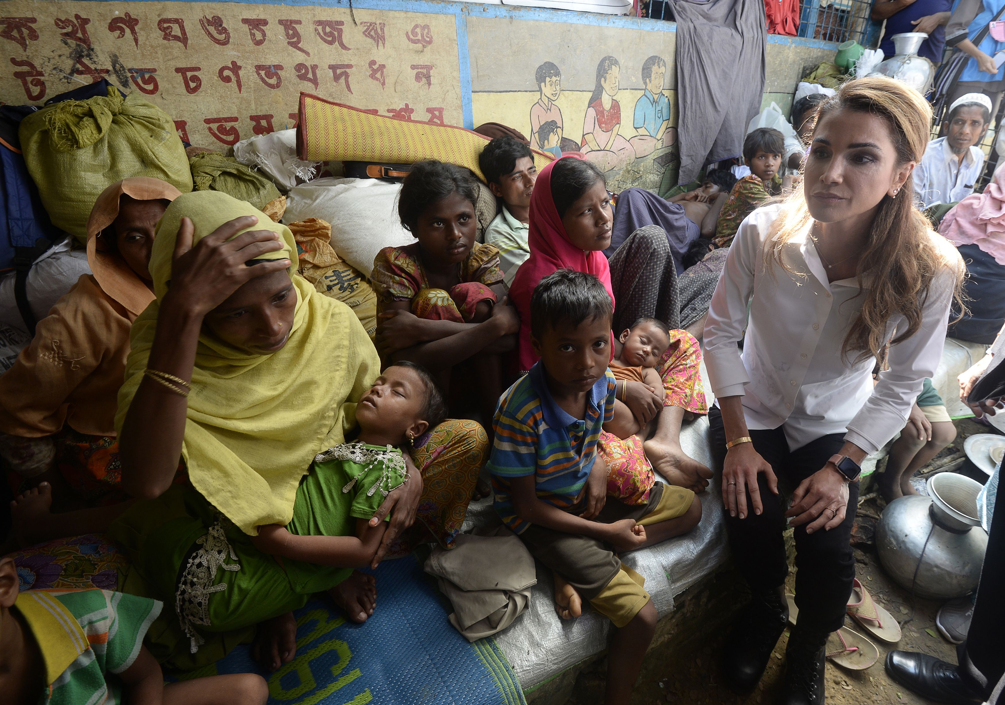 الملكة رانيا وسط اللاجئين الفارين من القتل فى ميانمار