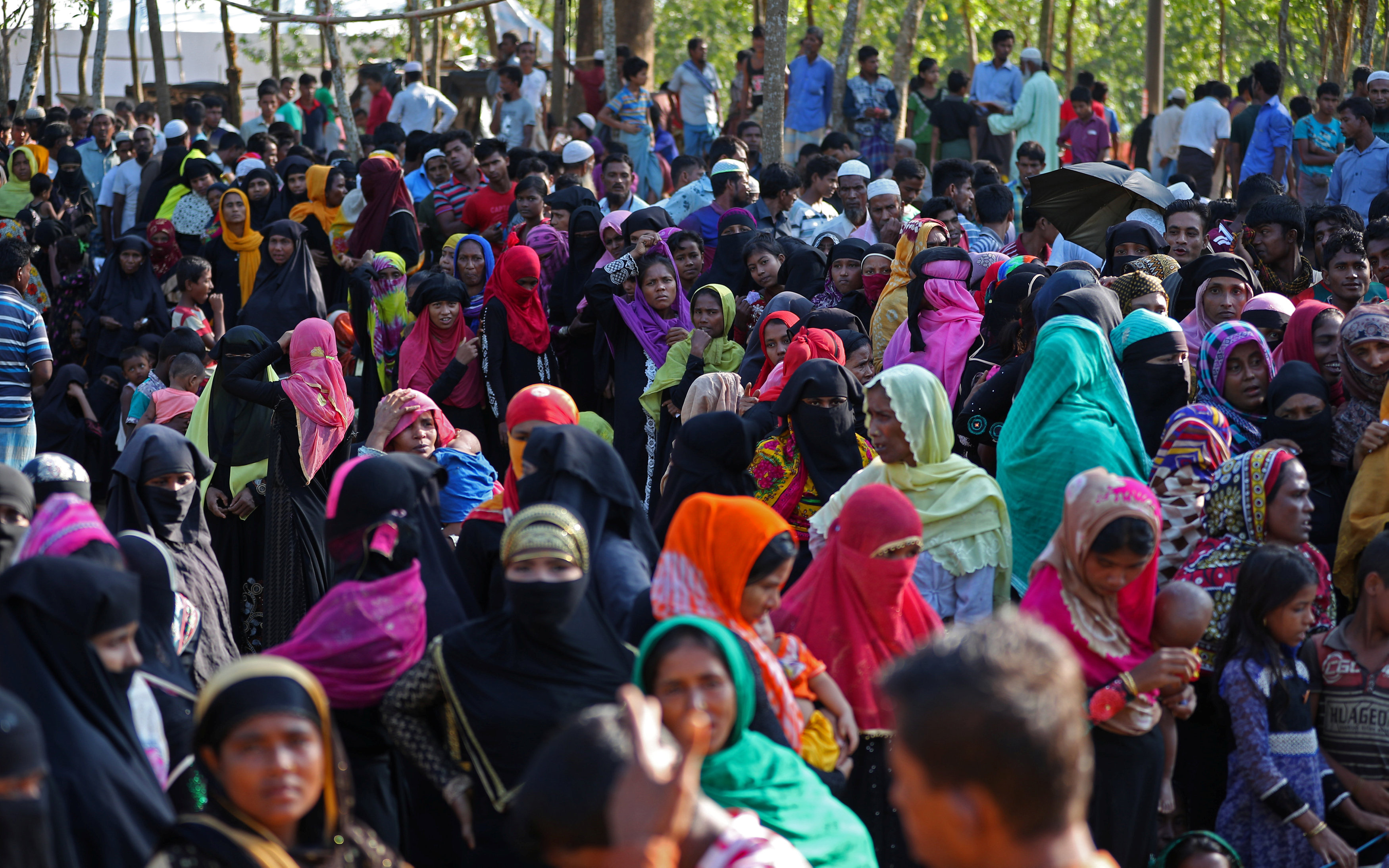 مئات السيدات الفارين من العنف فى ميانمار