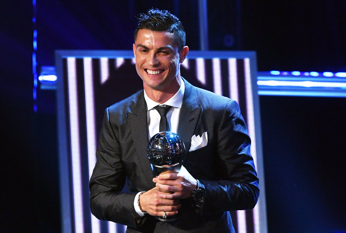 رونالدو مع جائزة افضل لاعب فى العالم