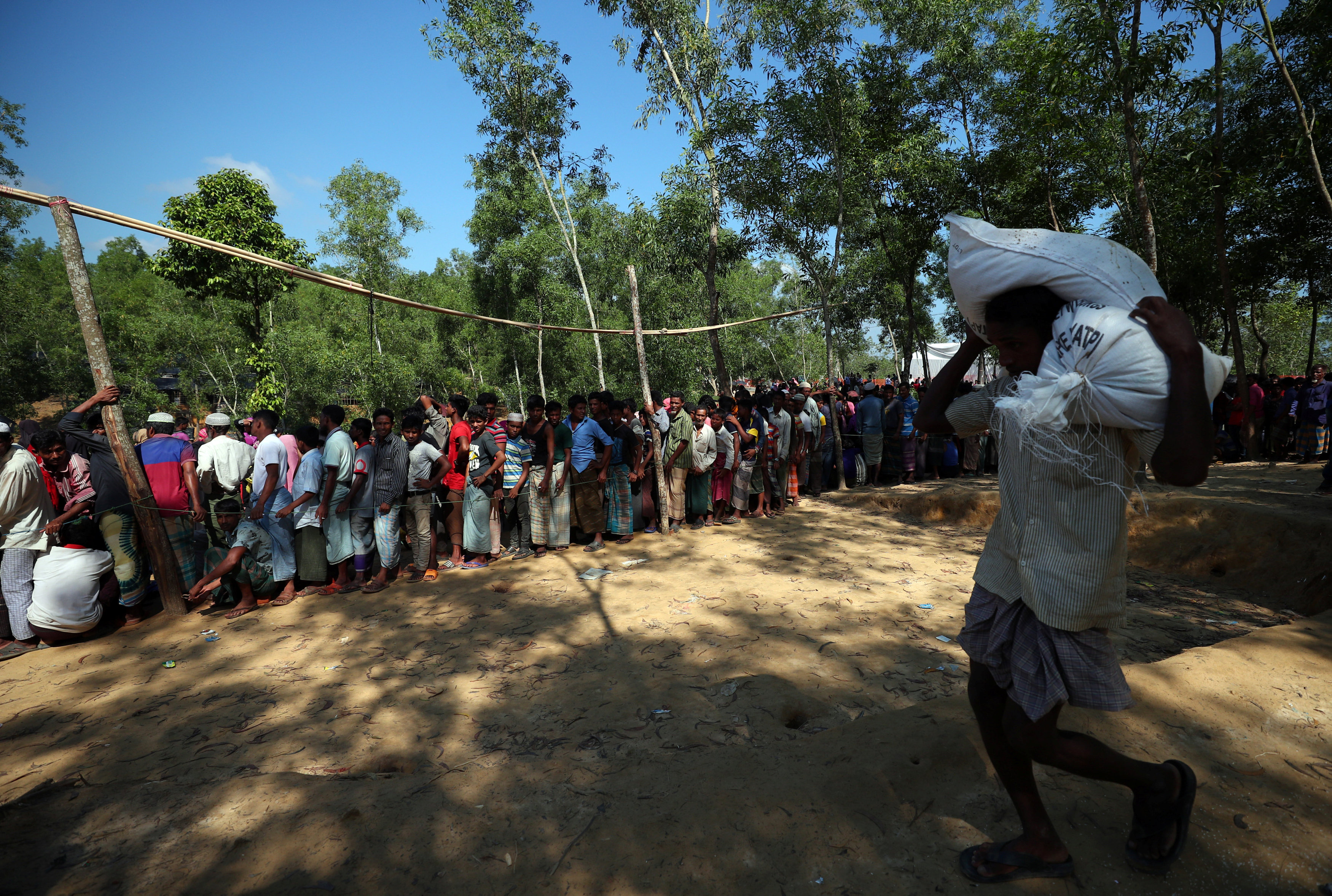 المئات من مسلمى الروهينجا فى انتظار الحصول على المساعدات الانسانية