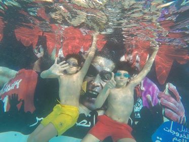 أطفال يشاركون بالاحتفالية تحت الماء