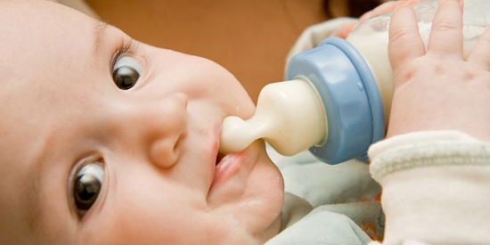 baby-with-milk-bottle-940x470