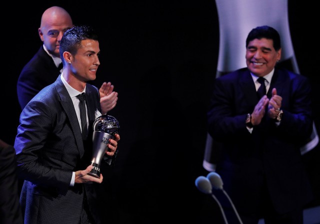 18 - رونالدو مع جائزة أفضل لاعب فى العالم