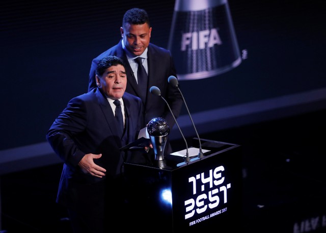 14 - مارادونا يعلن جائزة افضل لاعب فى العالم