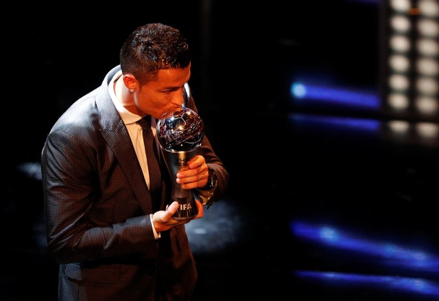 8 - رونالدو يقبل جائزة افضل لاعب فى العالم