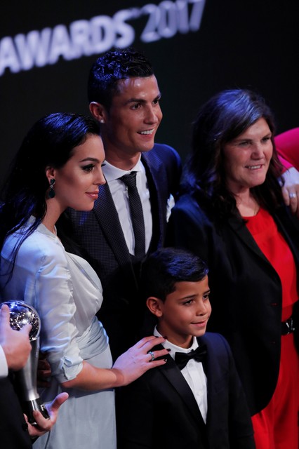 9 - رونالدو يحتفل مع عائلته