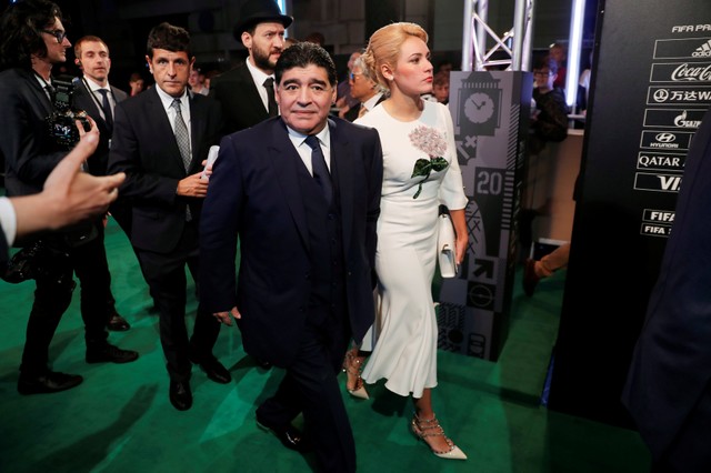 وصول مارادونا مع زوجته