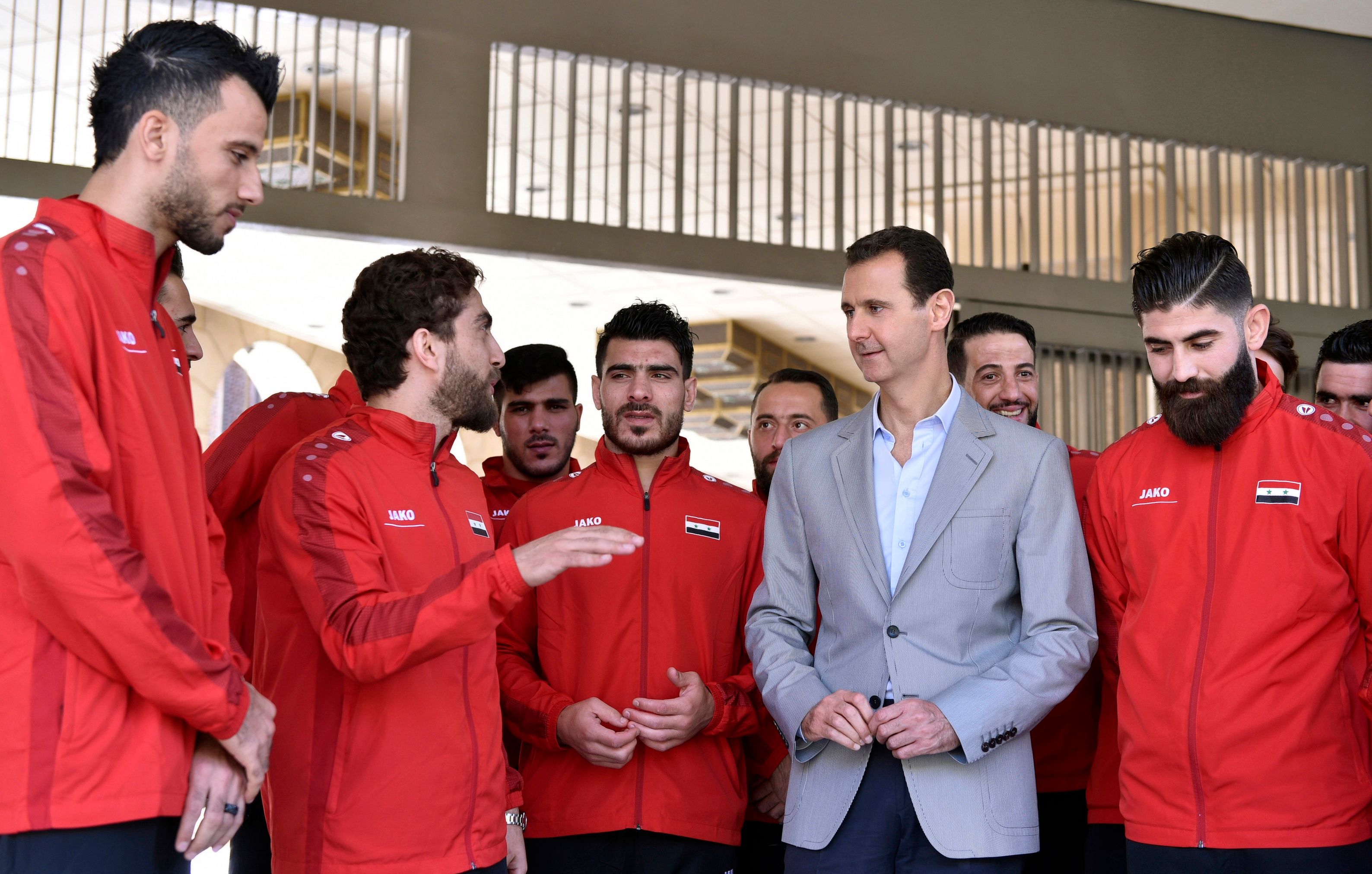 الأسد يتحدث مع اللاعبين