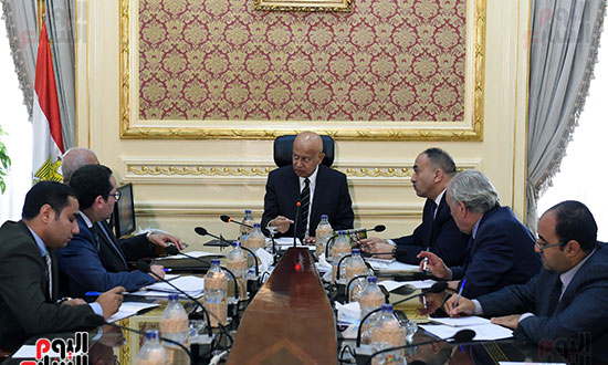رئيس الوزراء يلتقى محافظ أسوان لمتابعة مشروعات التنمية والخدمات بالمحافظة (1)