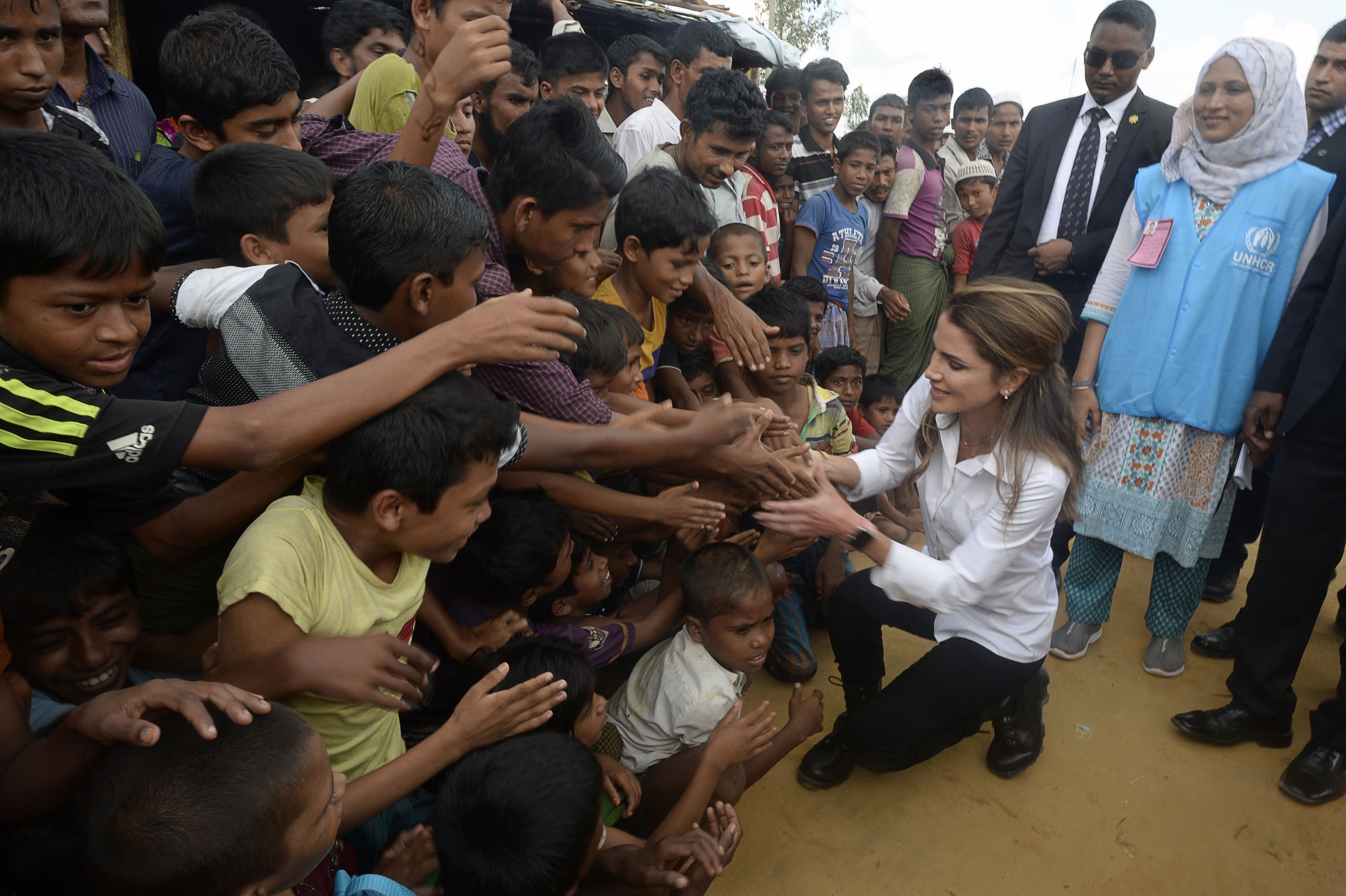 الملكة رانيا تحيى الأطفال اللاجئين خلال زيارتها لمسلمى الروهينجا فى بنجلاديش