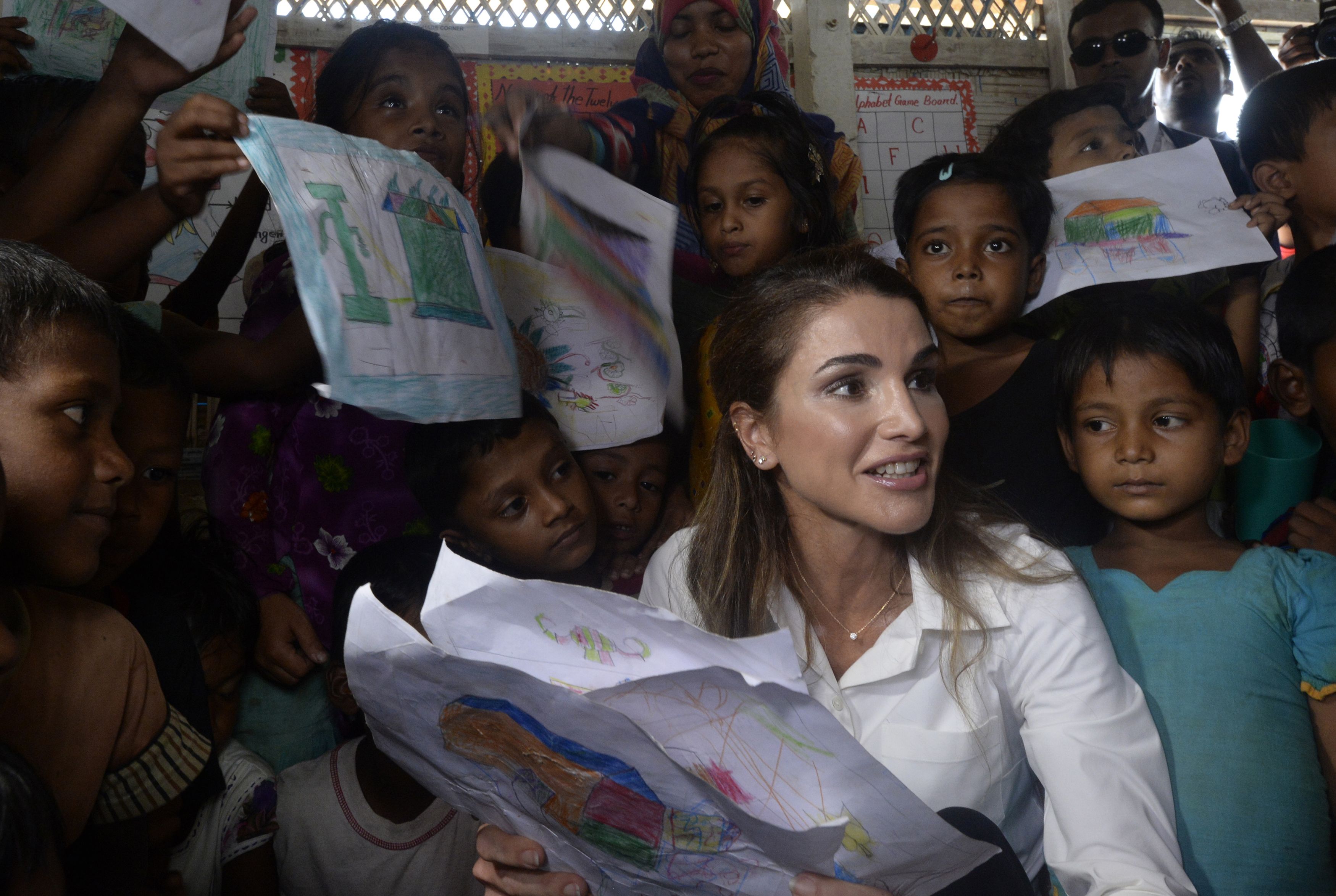 الملكة رانيا وسط الأطفال اللاجئين فى بنجلاديش