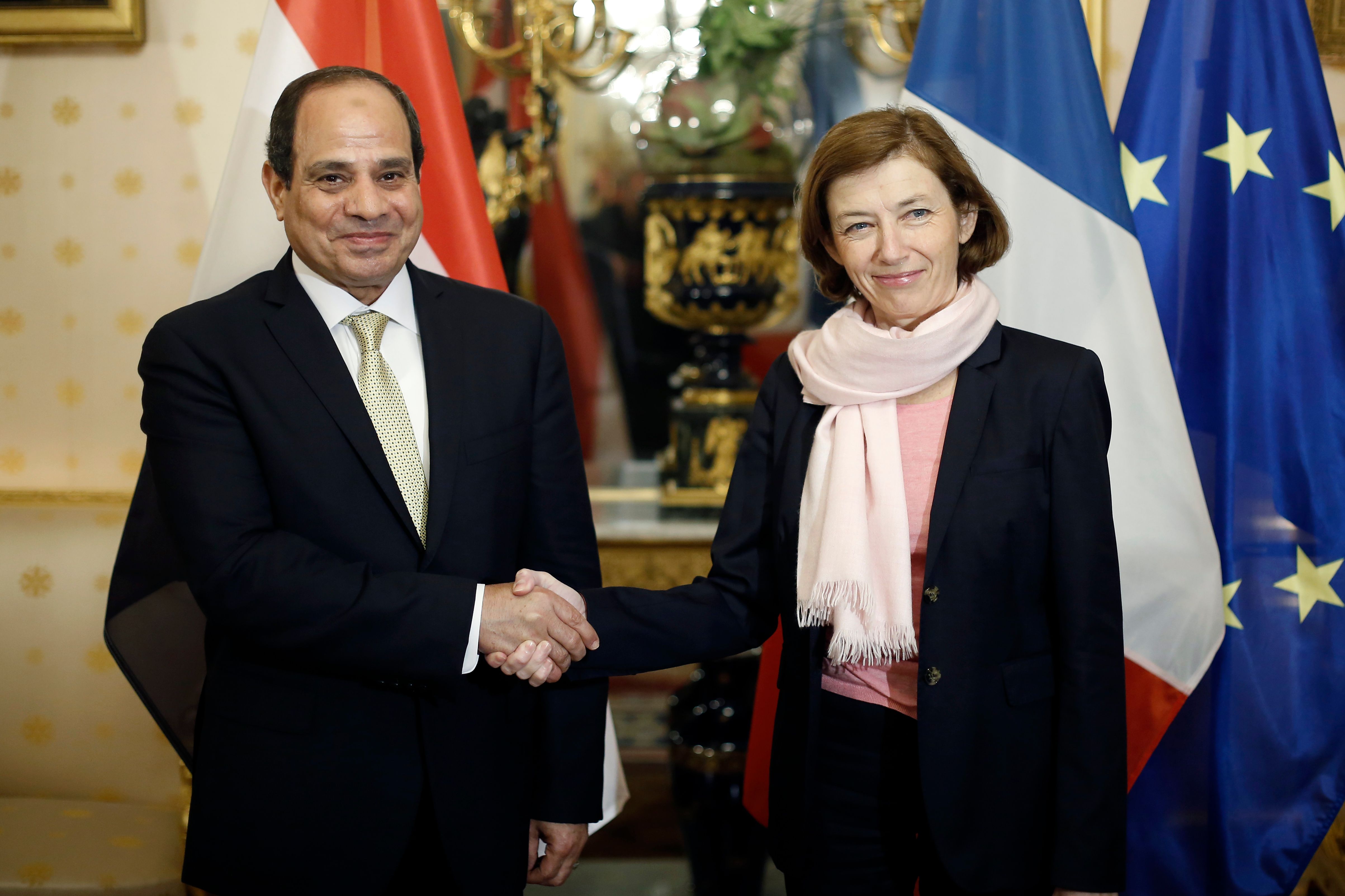 الرئيس السيسي يصافح وزيرة الدفاع الفرنسية