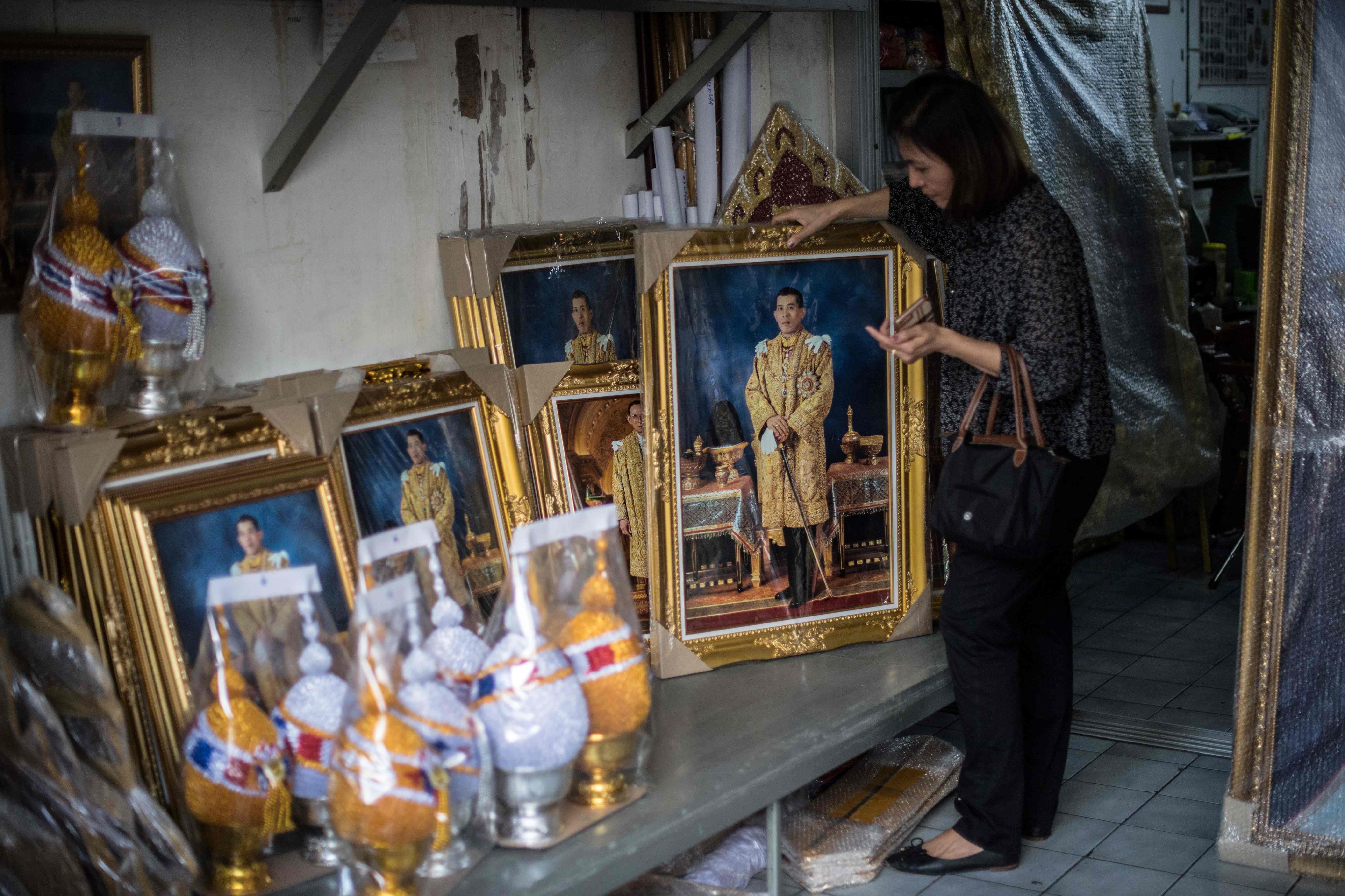 جانب من لوحات ملك تايلاند الراحل بوميبون أدولياديج