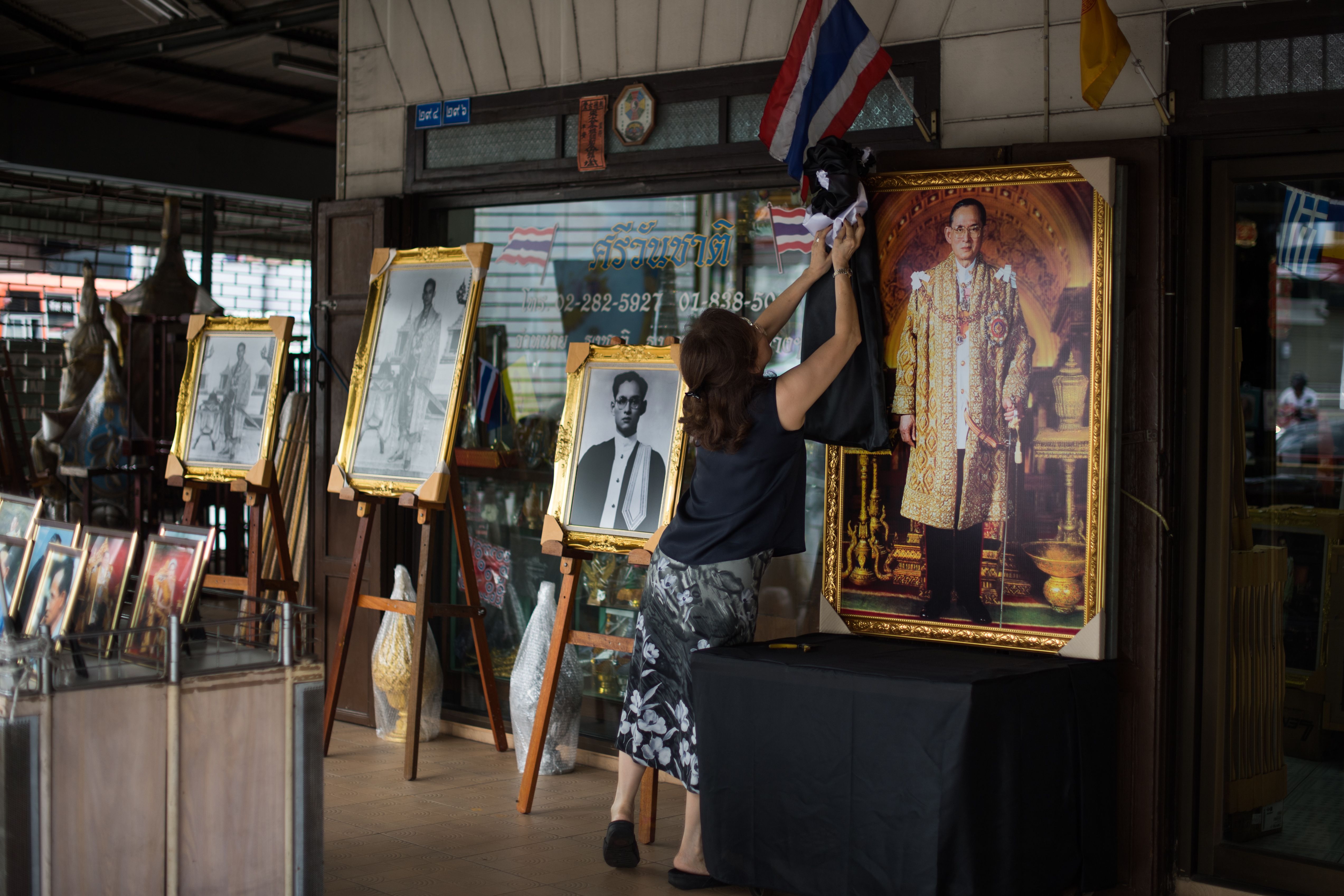 لوحات ملك تايلاند الراحل بوميبون أدولياديج