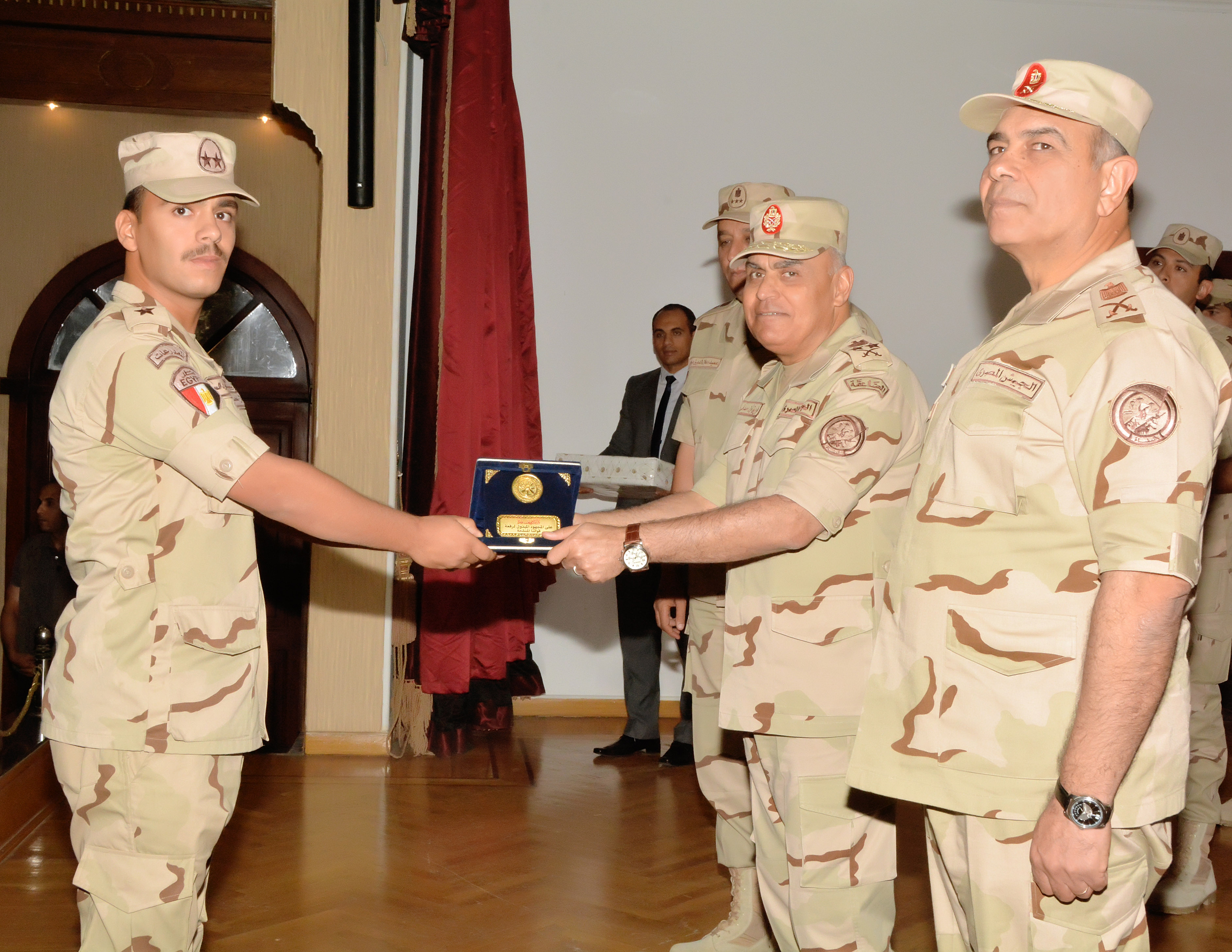 وزير الدفاع يلتقى ضباط القوات المسلحه (2)