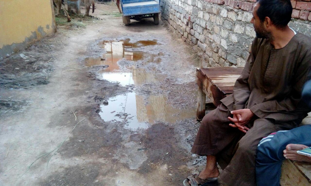 12- مياه جوفيه تظهر بالشوارع ومنازل القرية فى شهور معينة على مدار العام