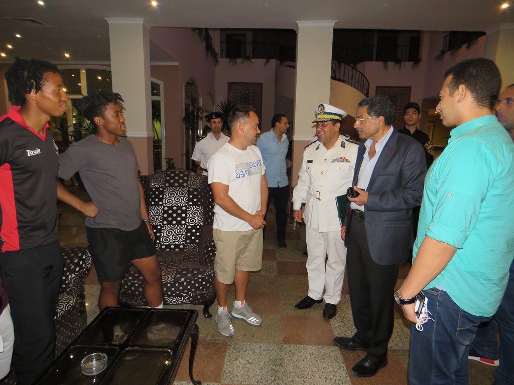 مدير الامن يستمع لللاعبين