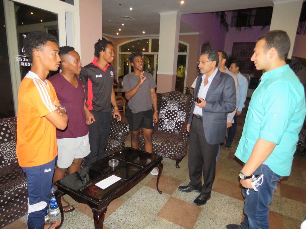 مدير الامن مع اللاعبين الافارقة