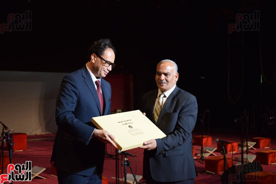 تقديم هدايا لللباحث سعد فارق رئيس إقليم جنوب الصعيد الثقافى