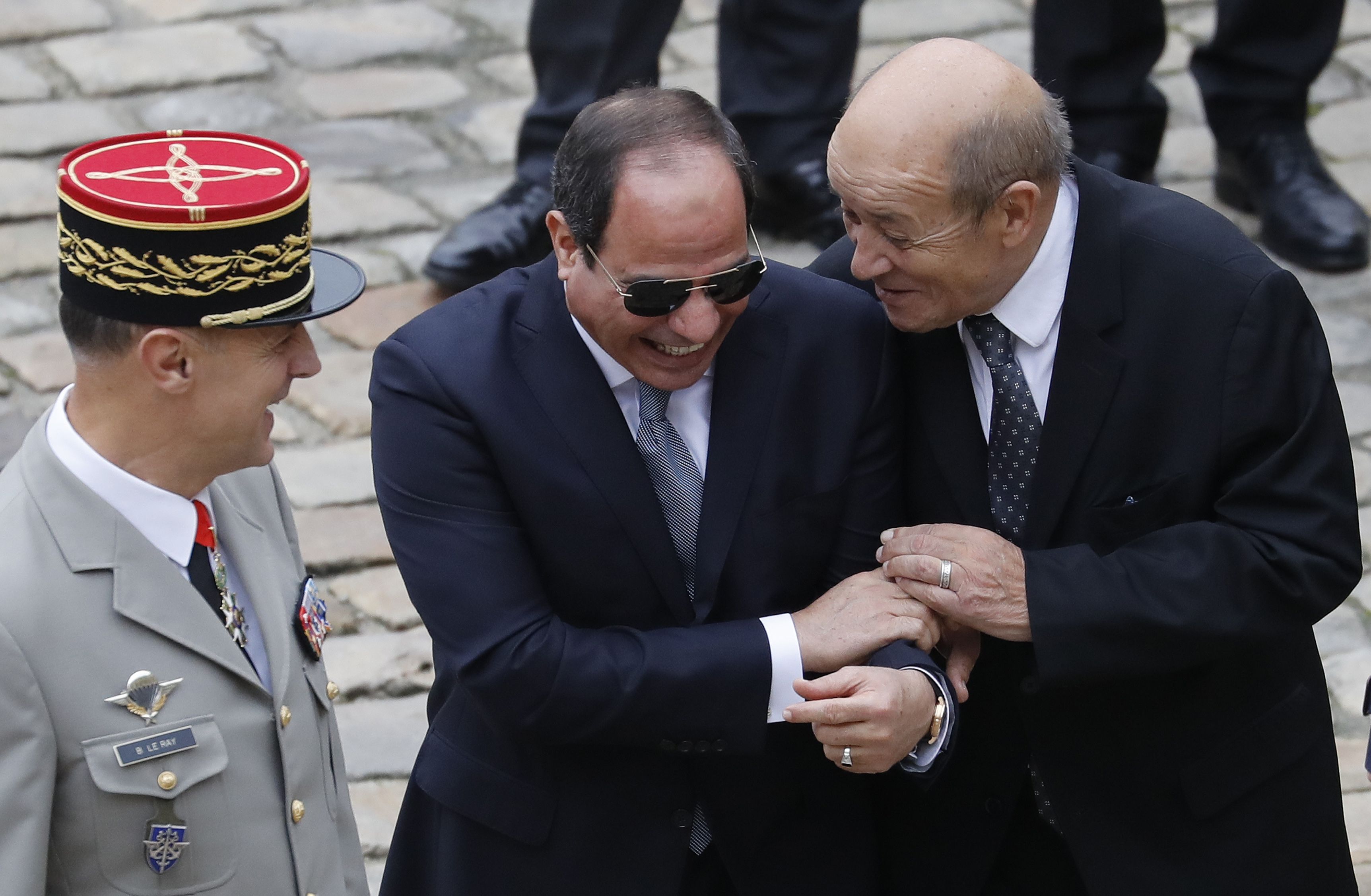 ضحكات متبادلة بين الرئيس السيسي ووزير الخارجية الفرنسى