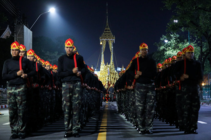 جنود تايلاند يستعدون للمحرقة 