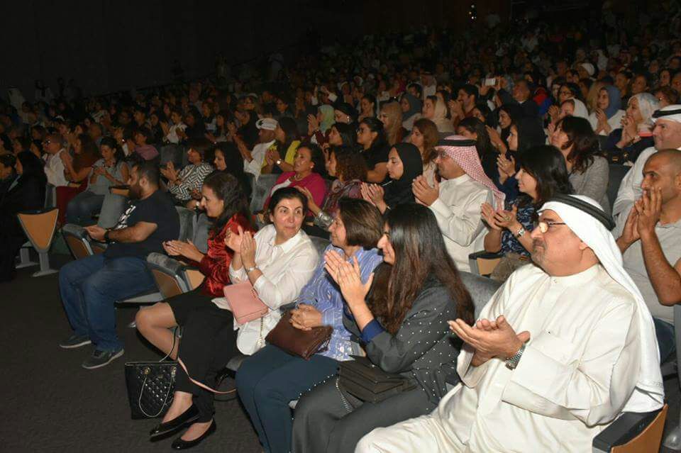 الجمهور البحريني يشاهد مسرحية قواعد العشق الـ40
