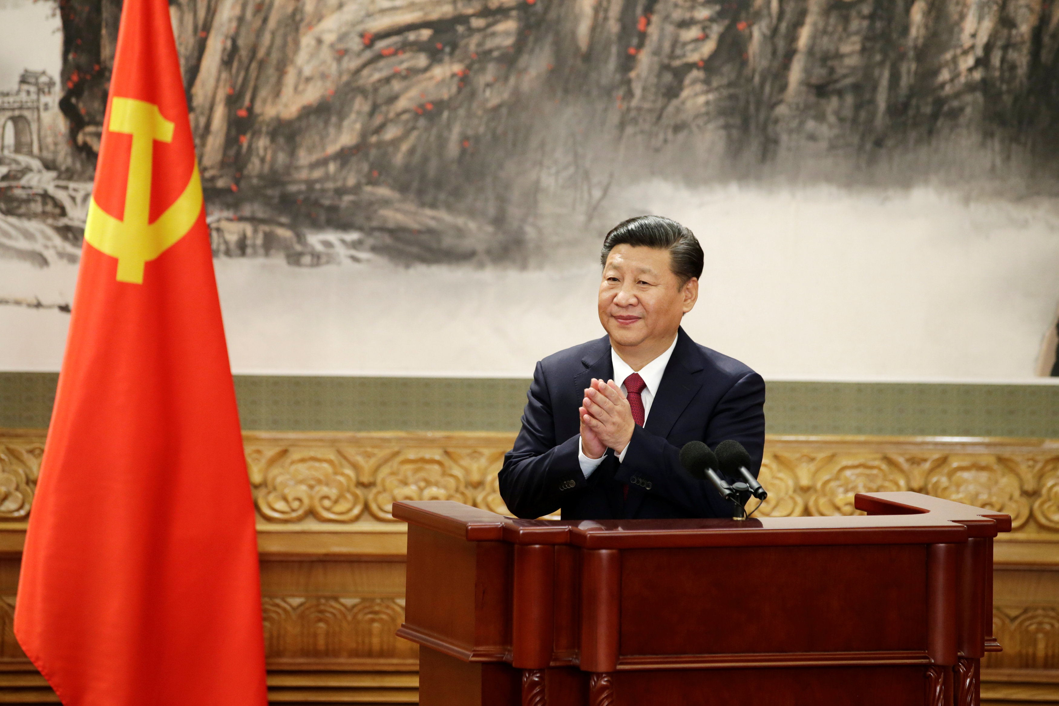 الرئيس الصيني يحيي الجمهور داخل مقر الحزب