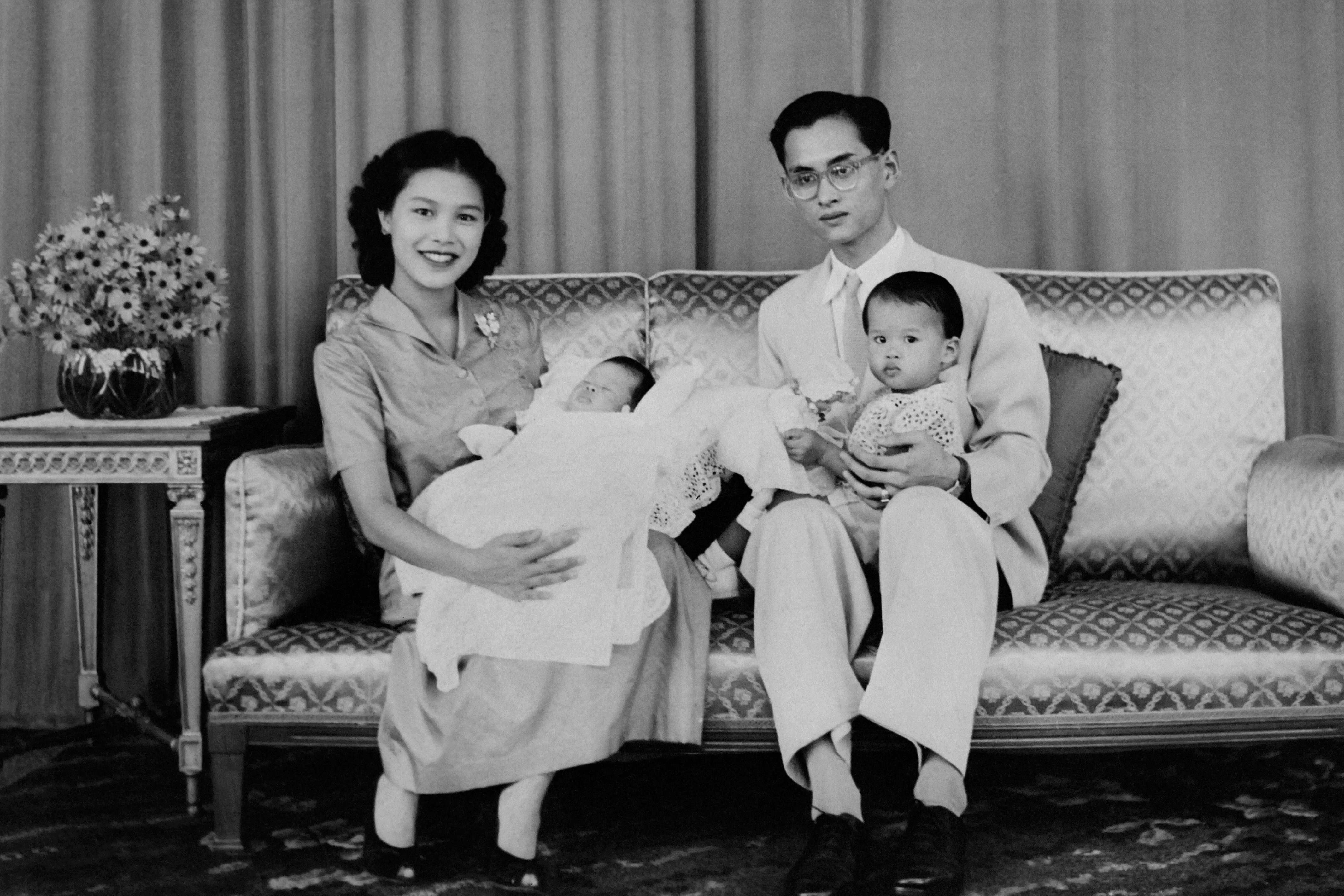 يونيو 1955 الملك التايلندي بهوميبول أدولياديج و سيريكيت كيتياكارا مع الأطفال