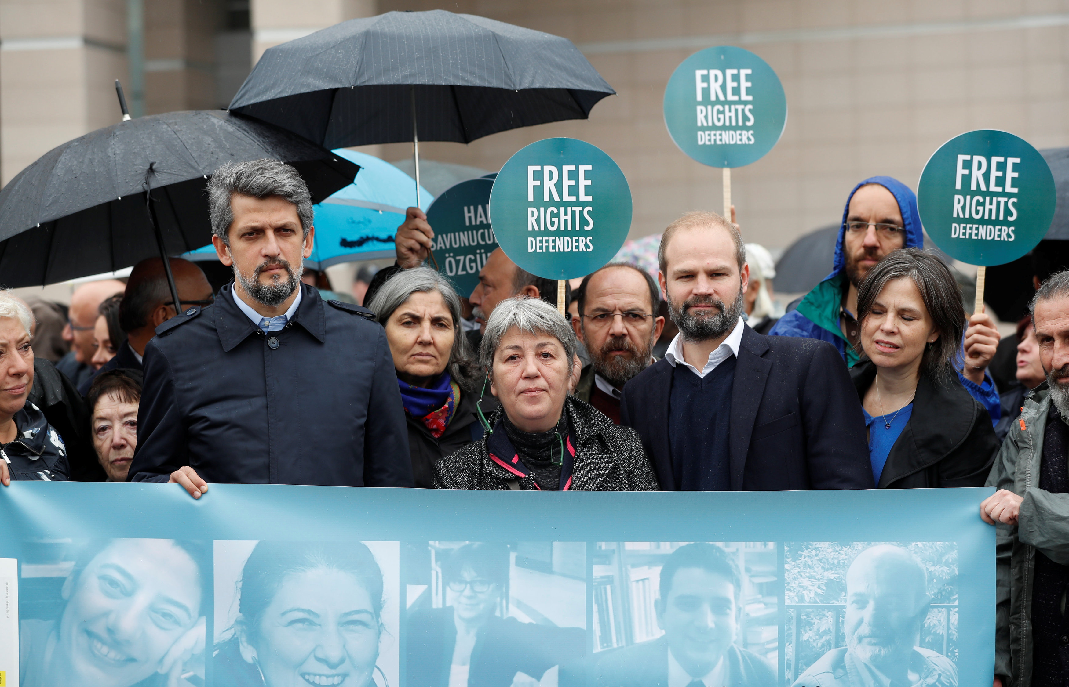 جانب من الاحتجاجات فى تركيا ضد محاكمة النشطاء الحقوقيون