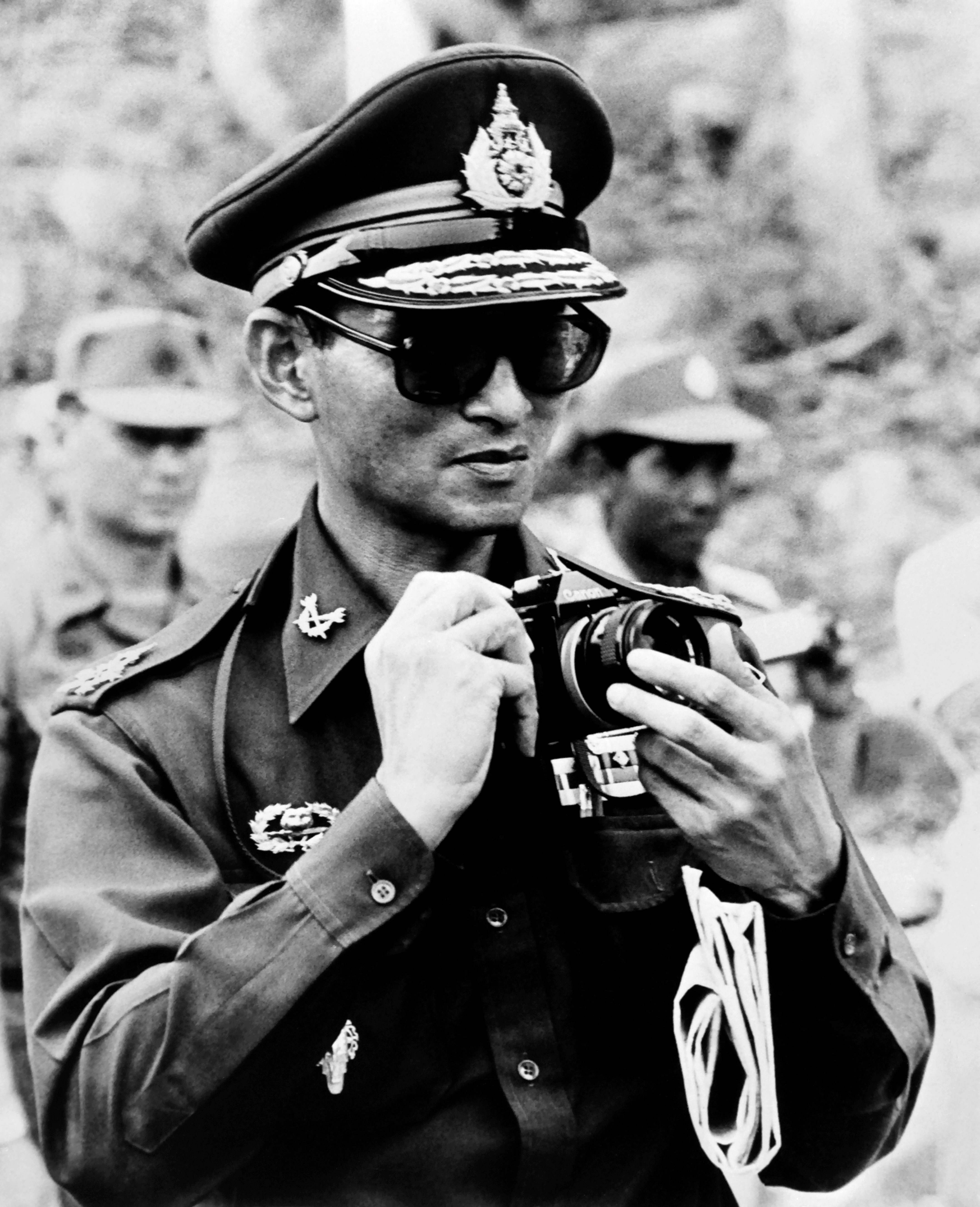 يوليو 1980 الملك التايلاندي بهوميبول أدولياديج باستخدام كاميرا يابانية الصنع لالتقاط الصور على طول الحدود التايلاندية الكمبودية