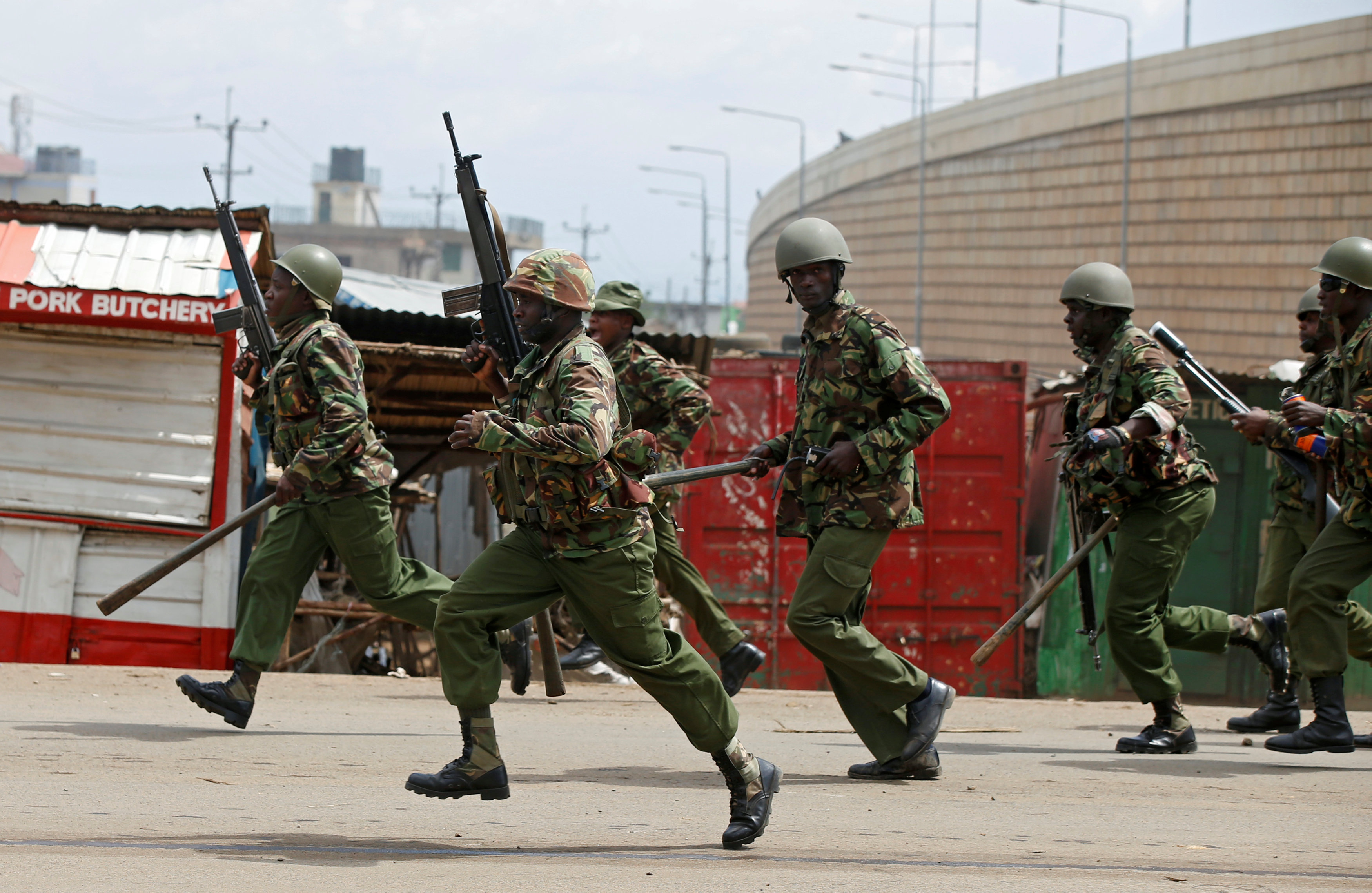 قوات الشرطة الكينية تطارد المحتجين