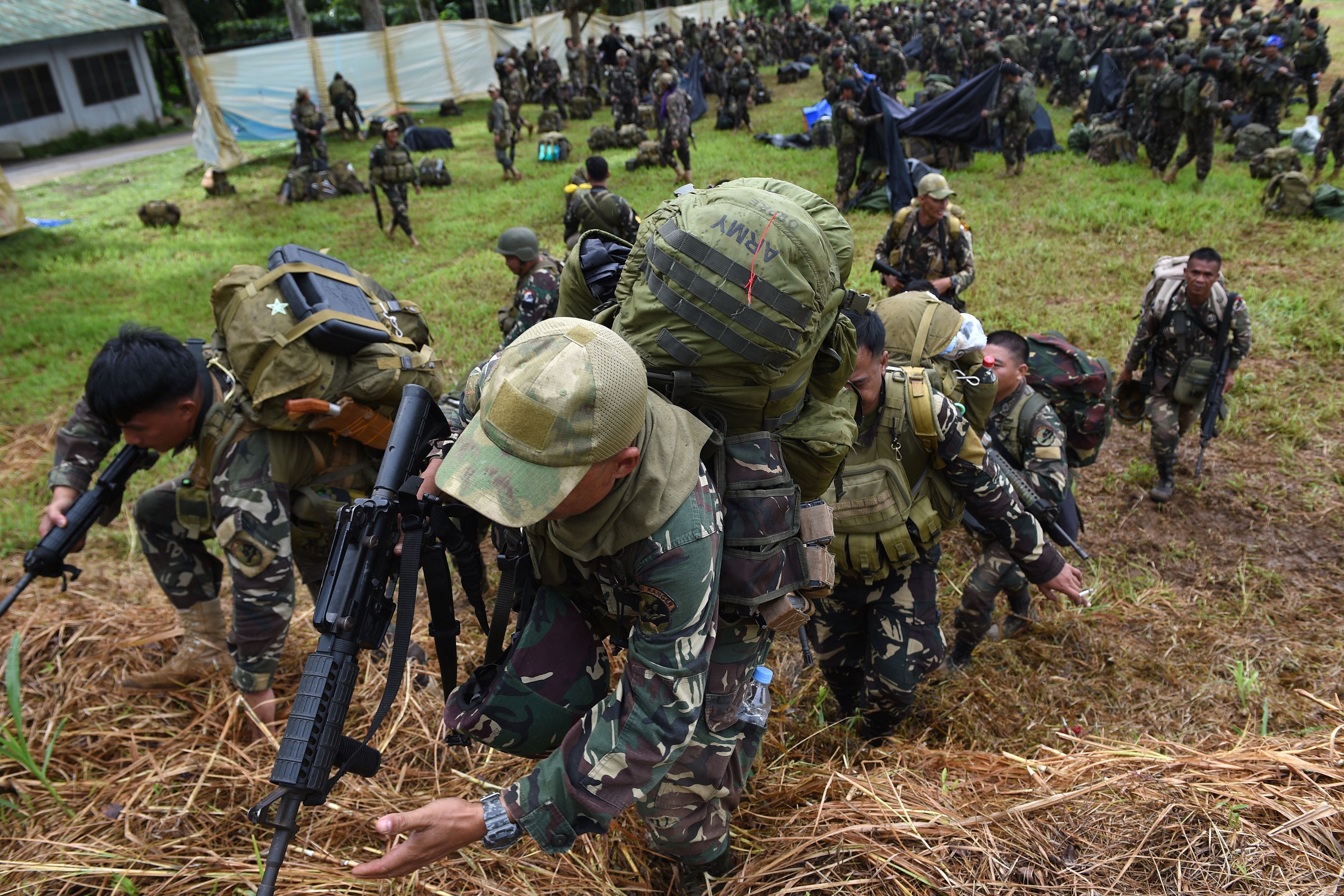 عناصر من الجيش الفلبينى بعد انتهاء قتال داعش