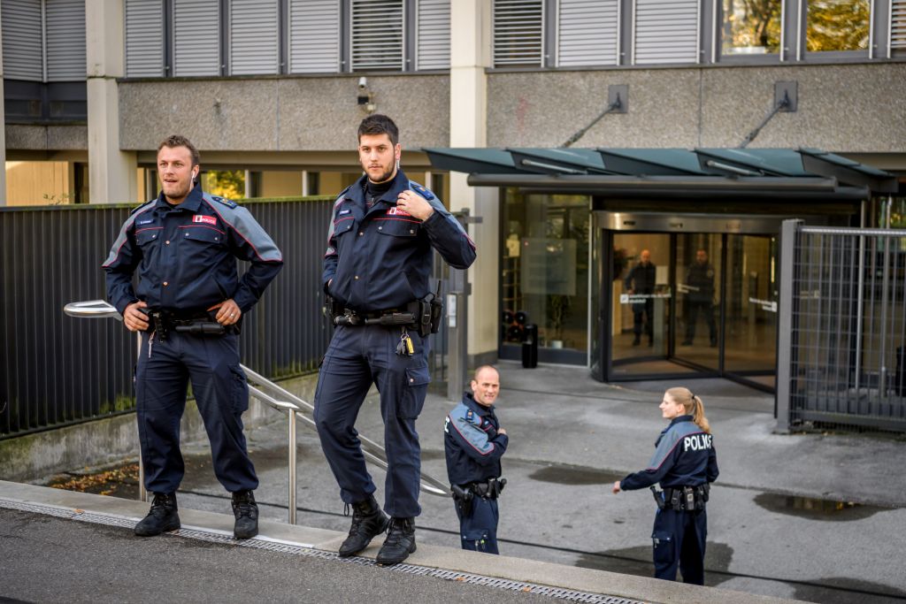 قوات الشرطة أمام مكتب المدعى العام السويسرى قبل وصول الخليفى