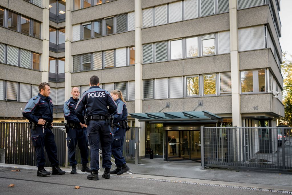 الشرطة أمام مكتب المدعى العام السويسرى