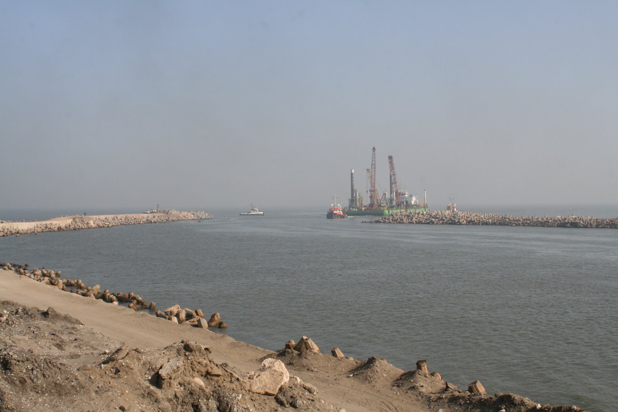  ميناء البرلس يستقبل البارج نسيم