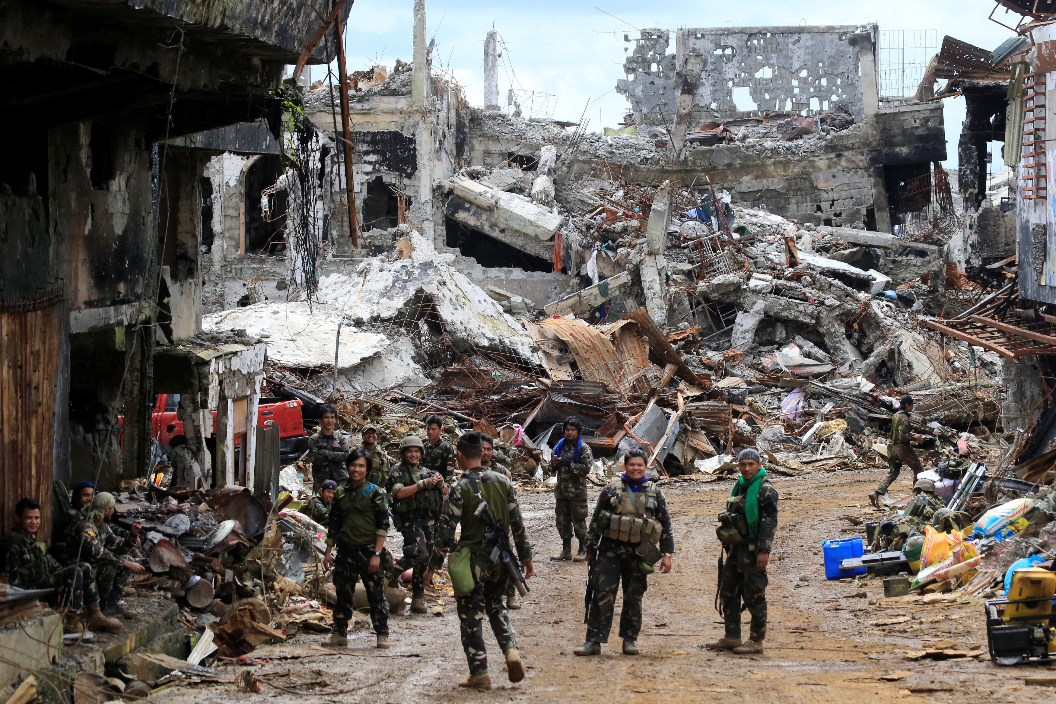قوات الجيش الفلبينى يقفون وسط المنازل المحطمة