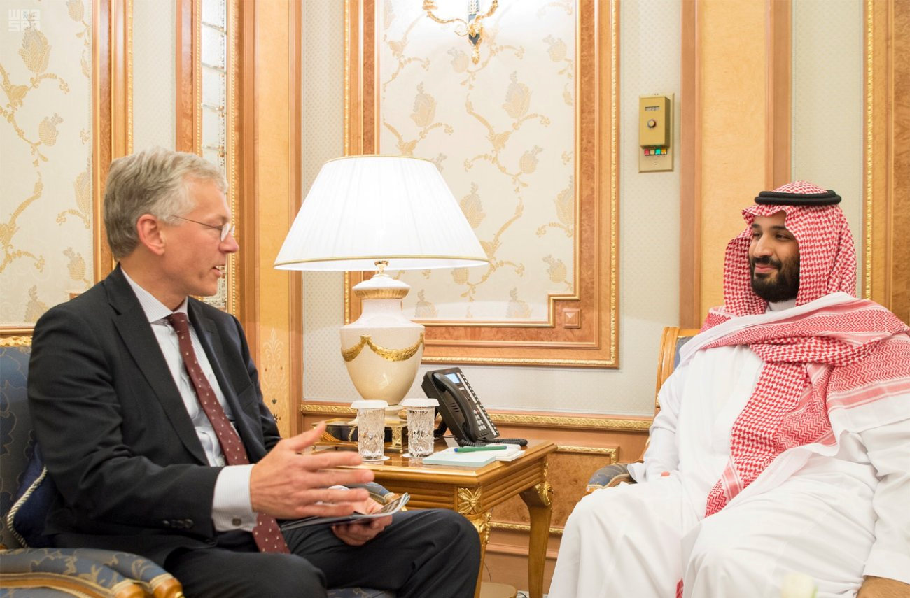 ولي العهد السعودي الأمير محمد بن سلمان مع الرئيس التنفيذي لشركة فيليبس فان هوتن