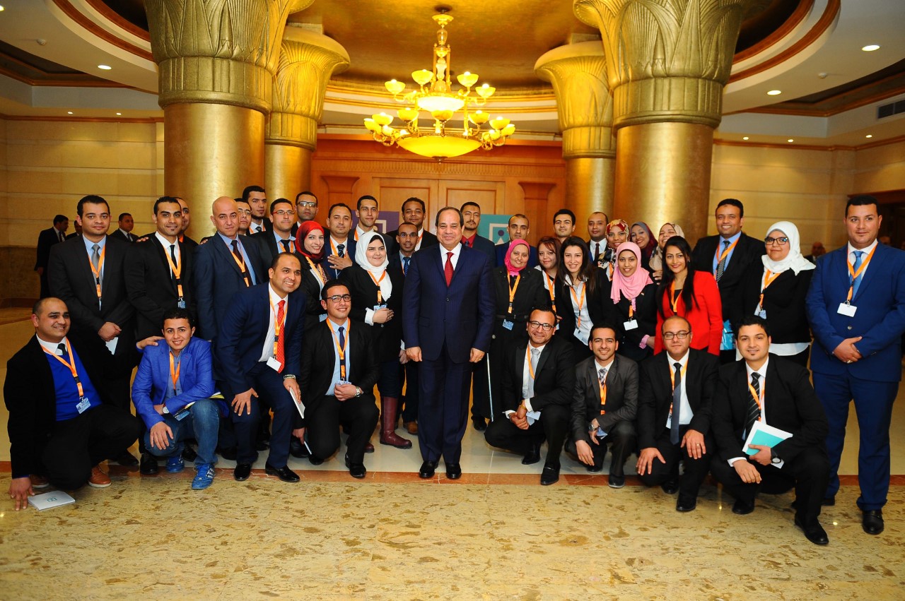 الرئيس السيسى يلتقط صورة تذكارية مع الشباب