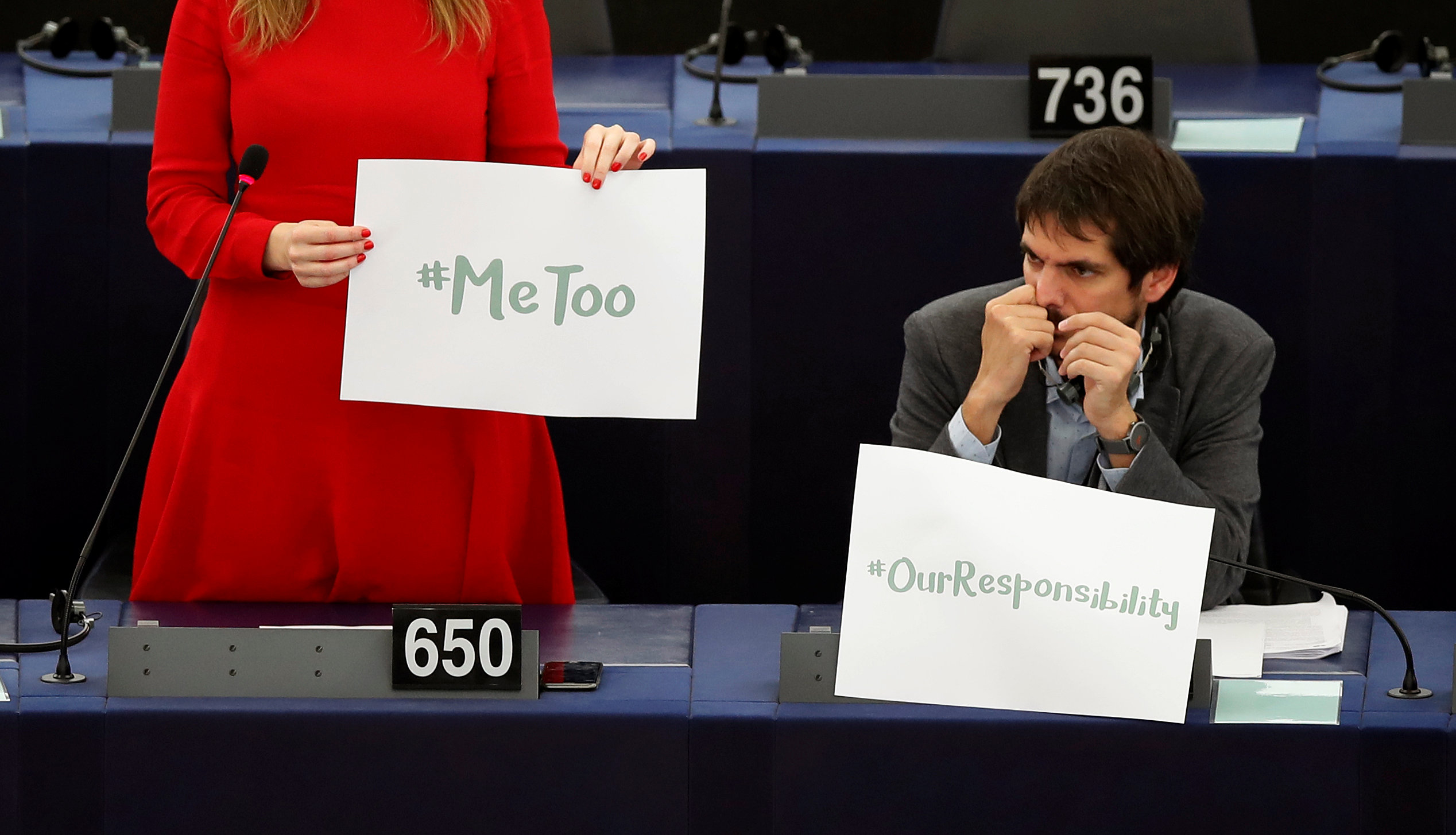 تيرى رينتك عضوة البرلمان الأوروبى تحمل لافتة تضامن مع حملة MeToo  ضد التحرش