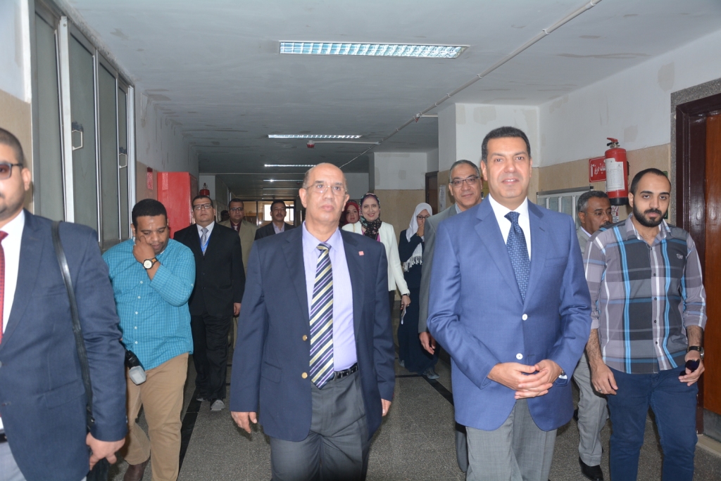 محافظ أسيوط يشارك رئيس الجامعة في افتتاح عدد من الوحدات الطبية الجديدة (4)