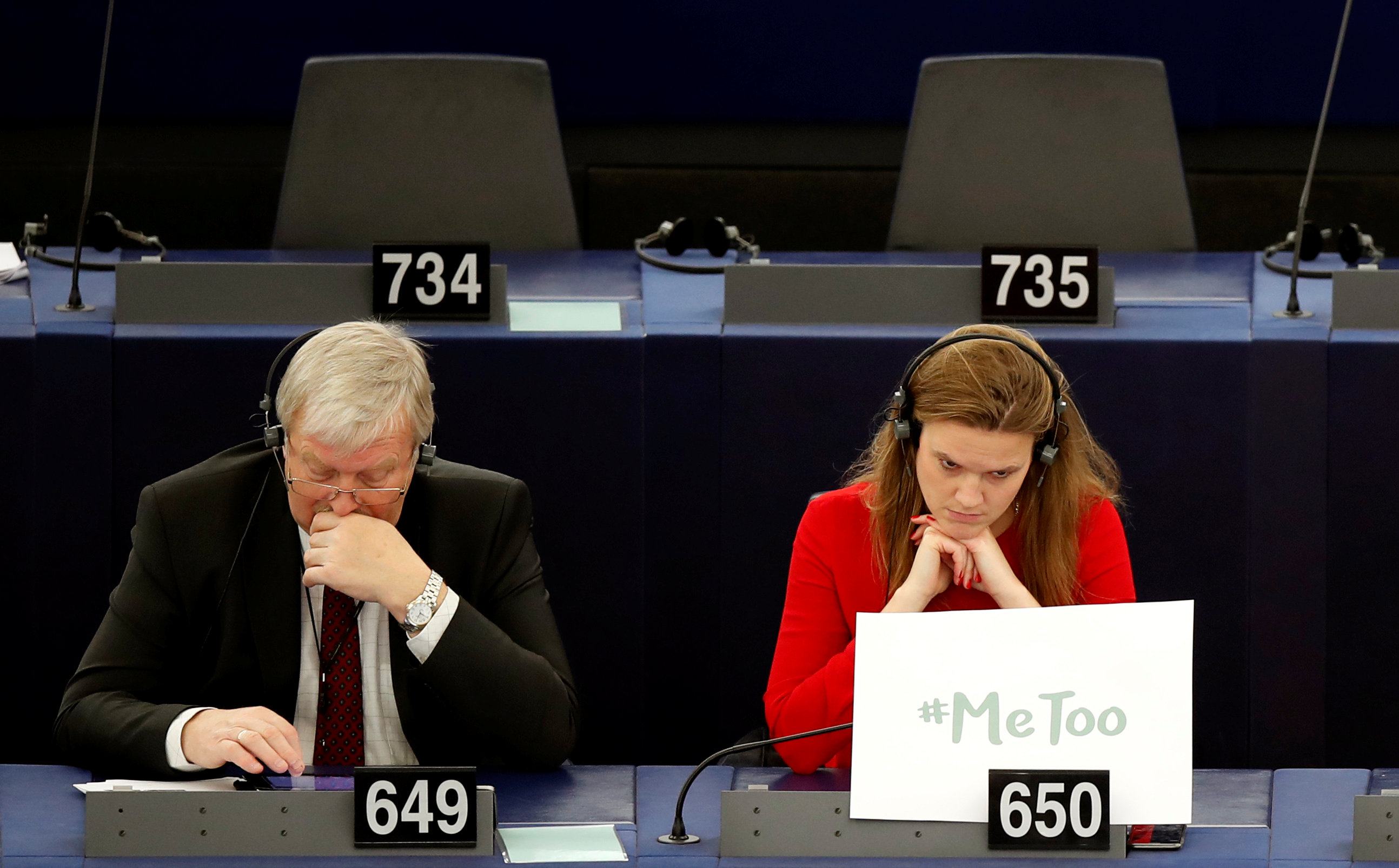 تيرى رينتك عضوة البرلمان الأوروبى تضع شعار حملة ضد التحرش أمامها