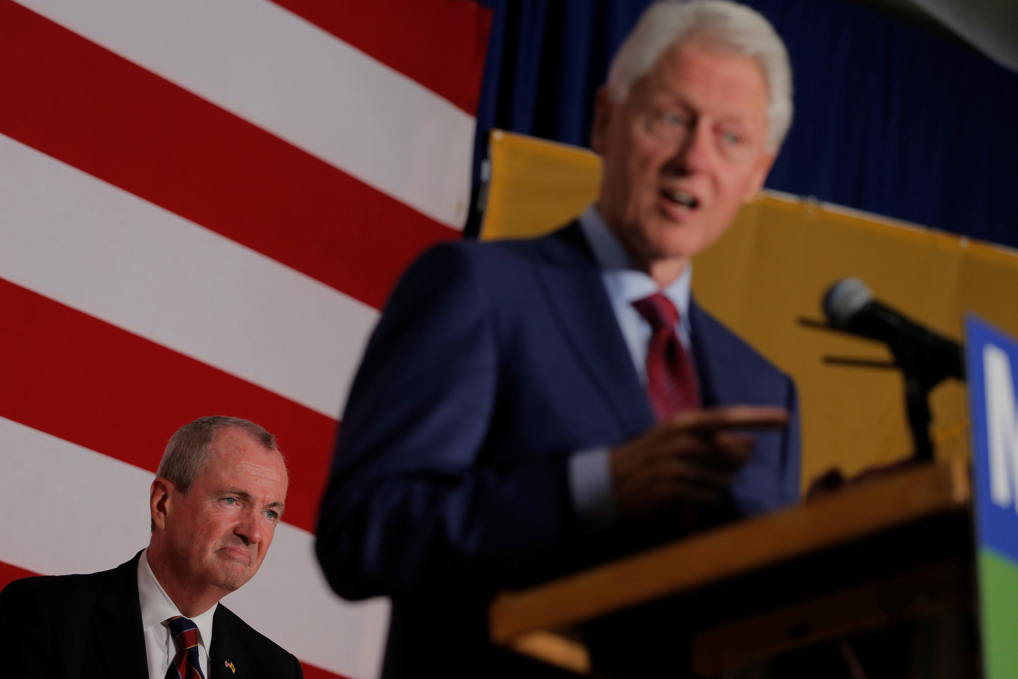 كلينتون يتحدث للجمهور