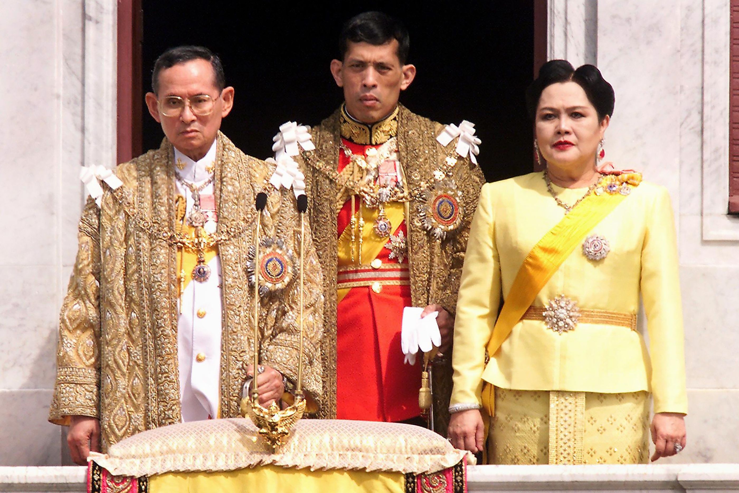 ديسمبر 1999 الملك التايلندي بهوميبول أدولياديج وولي العهد مها فاجيرالونغكورن والملكة سيريكيت