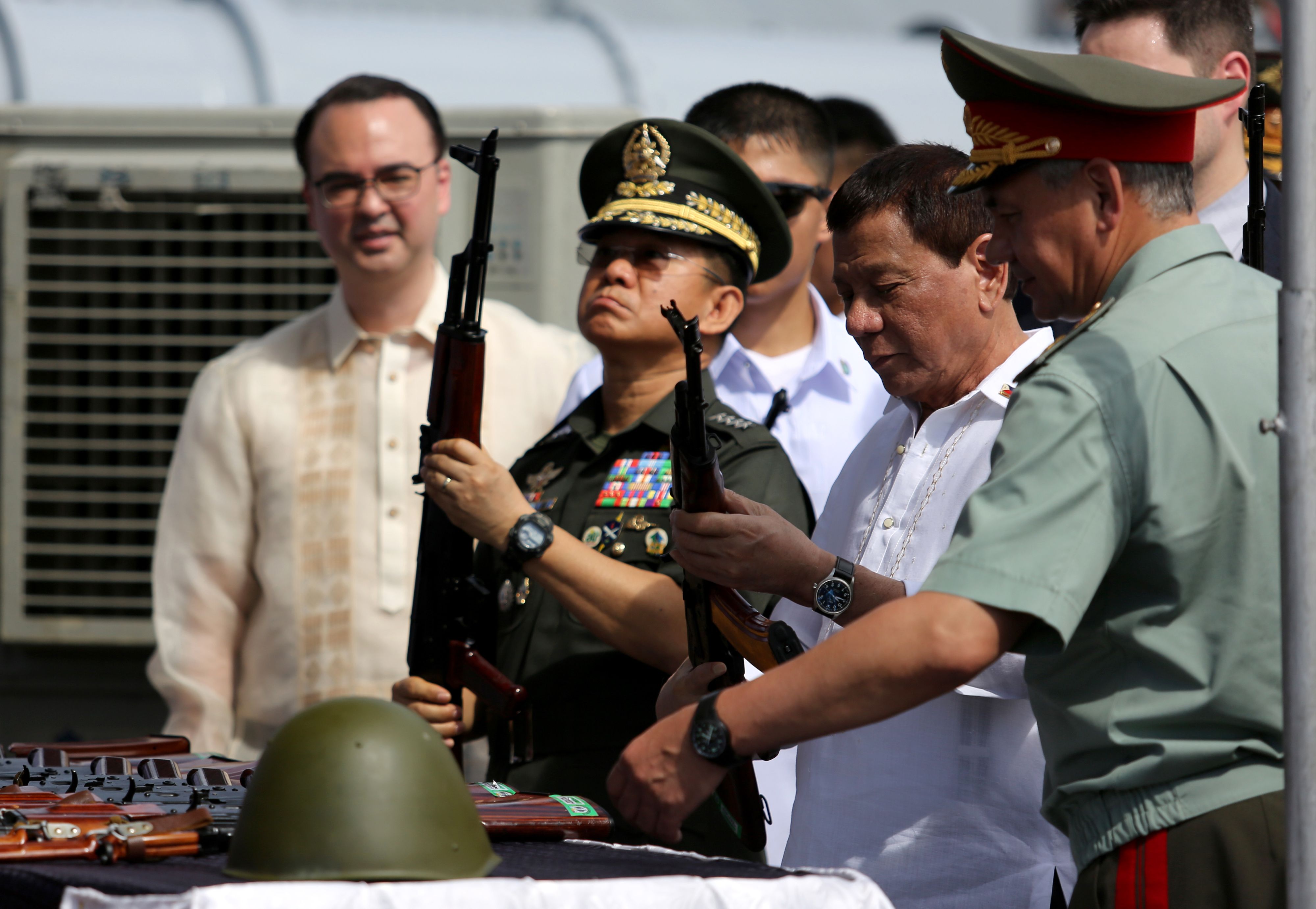 الرئيس الفلبيني يتفقد الأسلحة الروسية
