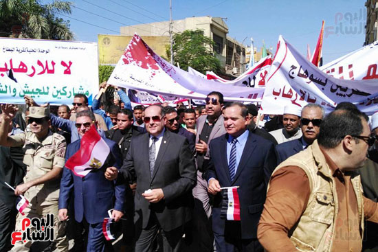 المحافظ ورئيس الجامعة فى المسيرة