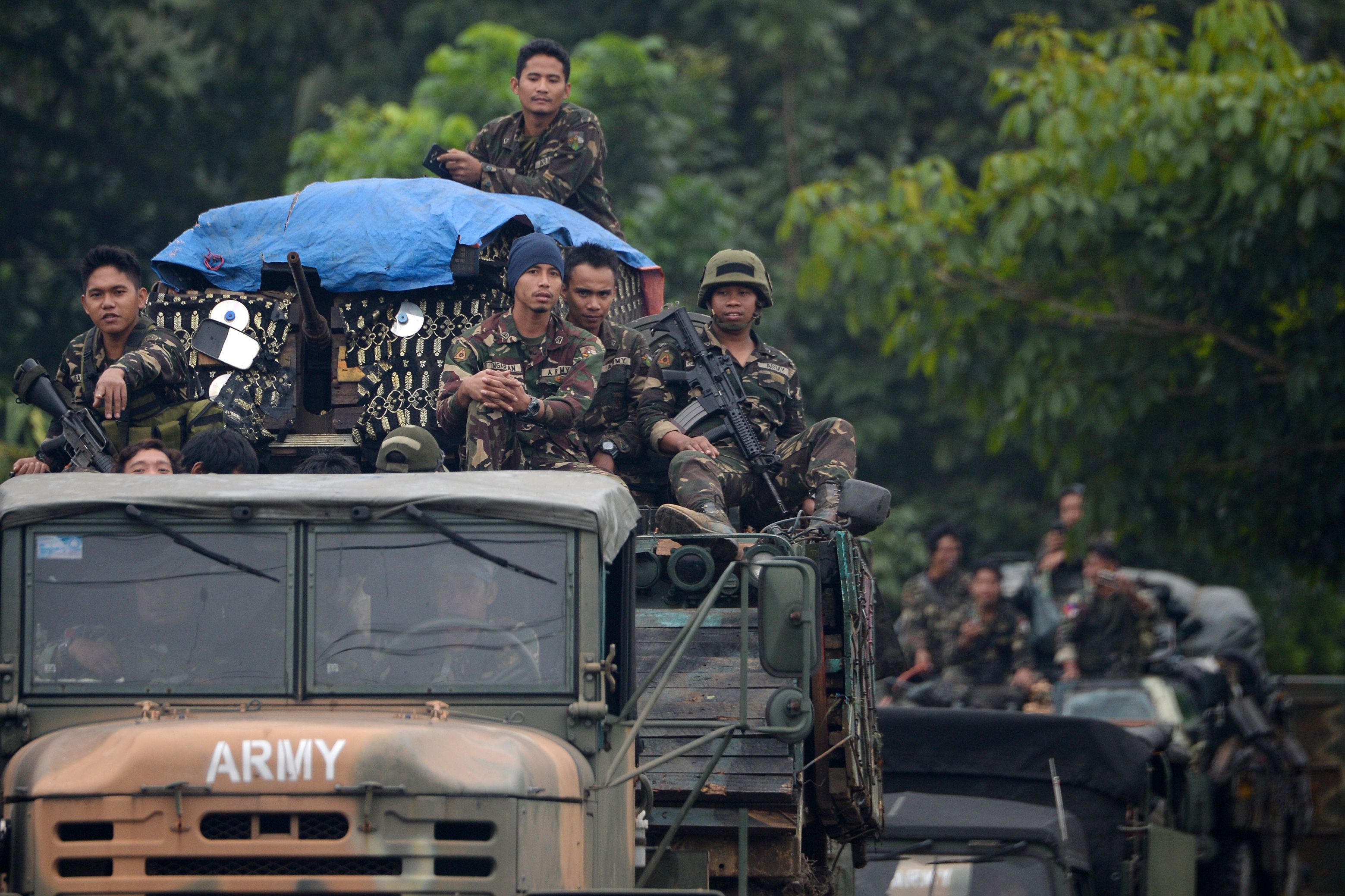 عناصر من الجيش الفلبينى يغادرون مدينة مراوى