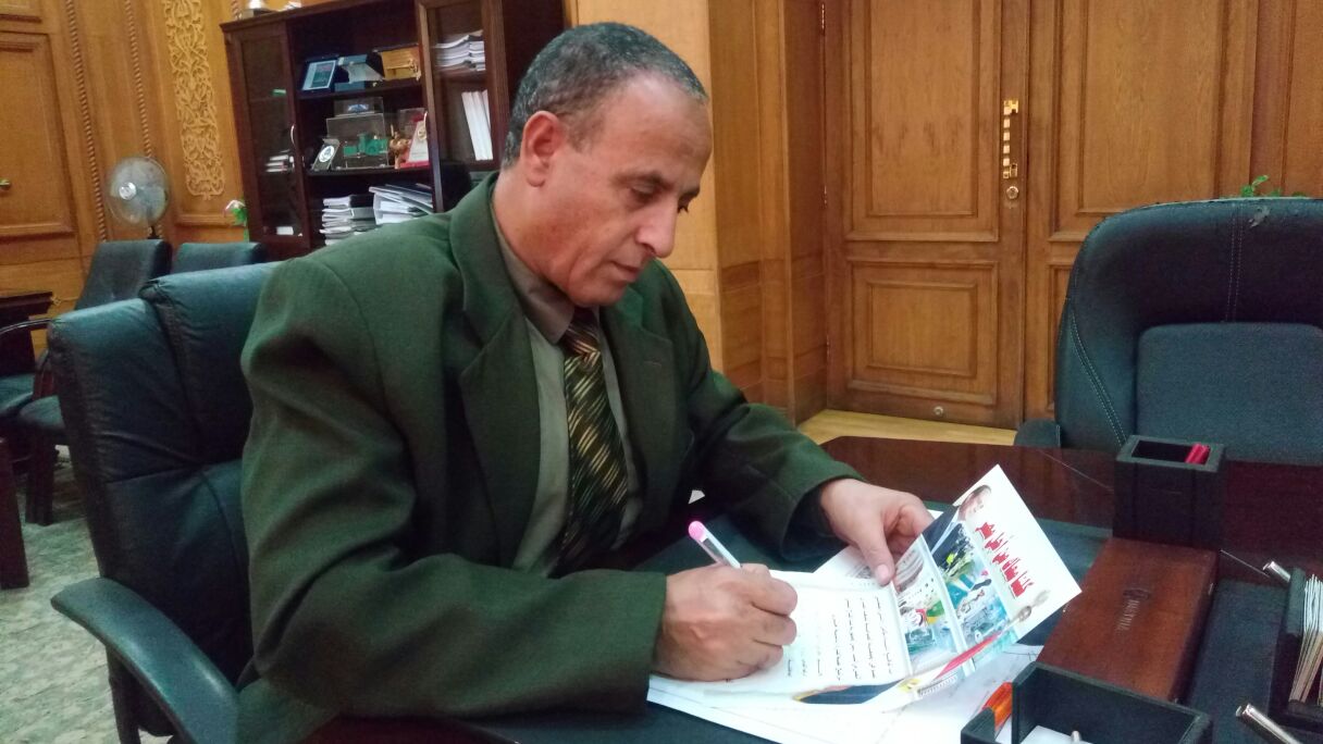 رئيس هيئة السكة الحديد يوقع على استمارة علشان تبنيها  لدعم ترشح الرئيس لفترة ثانية (1)